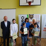 Laureaci konkursu stoją na wspólnym zdjęciu z organizatorami i przewodniczącym rady