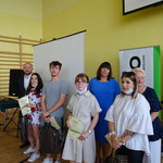 Laureaci konkursu stoją na wspólnym zdjęciu z organizatorami i przewodniczącym rady