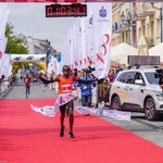 Zwycięzca półmaratonu lat ubiegłych przekraczający metę