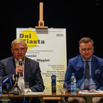 Prezydent Miasta Tadeusz Truskolaski przemawia do mikrofonu, po prawej stronie siedzi Zastępca Prezydenta Rafał Rudnicki