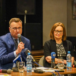 Zastępca Prezydenta Rafał Rudnicki przemawia do mikrofonu, po prawej stronie siedzi Dyrektor BOK Grażyna Dworakowska