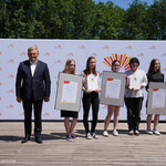 Prezydent Tadeusz Truskolaski pozuje do pamiątkowego zdjęcia z laureatami konkursu