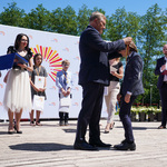 Prezydent Tadeusz Truskolaski wręcza nagrodę laureatowi konkursu