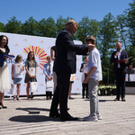 Prezydent Tadeusz Truskolaski wręcza nagrodę laureatowi konkursu