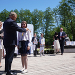 Prezydent Tadeusz Truskolaski wręcza nagrodę laureatce konkursu