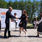 Prezydent Tadeusz Truskolaski składa gratulacje laureatce konkursu
