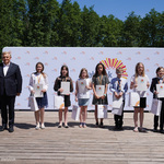 Prezydent Tadeusz Truskolaski pozuje do wspólnego zdjęcia z laureatami konkursu