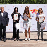 Prezydent Tadeusz Truskolaski pozuje do wspólnego zdjęcia z nagrodzonymi w konkursie uczennicami
