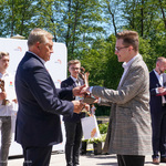 Prezydent Tadeusz Truskolaski składa gratulacje laureatowi konkursu