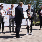 Prezydent Tadeusz Truskolaski składa gratulacje laureatowi konkursu