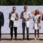 Prezydent Tadeusz Truskolaski pozuje do wspólnego zdjęcia z laureatami konkursu
