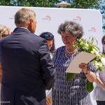 Prezydent Tadeusz Truskolaski wręcza upominki opiekunom laureatów