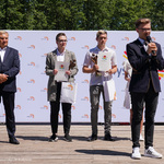 Laureat konkursu przemawia do mikrofonu podczas odbierania nagrody