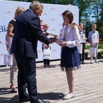 Prezydent Tadeusz Truskolaski wręcza nagrodę laureatce konkursu