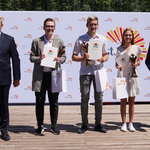 Prezydent Tadeusz Truskolaski pozuje do wspólnego zdjęcia z nagrodzonymi laureatami