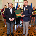 Pamiątkowe zdjęcie Zastępcy Prezydenta Rafała Rudnickiego i Marka Krajewskiego - prezesa Zarządu Polskiego Związku Badmintona, wraz z grawertonem