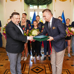 Zastępca Prezydenta Rafał Rudnicki składa podziękowania Markowi Krajewski – prezesowi Zarządu Polskiego Związku Badmintona