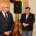 Po lewej stronie do mikrofonu przemawia Lech Szargiej, prezes UKS Hubal Białystok, po prawej w tle stoi Marek Krajewski