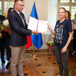 Zastępca Prezydenta Rafał Rudnicki składa gratulacje zawodniczce