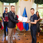 Zastępca Prezydenta Rafał Rudnicki składa gratulacje zawodnikowi