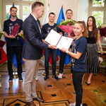 Zastępca Prezydenta Rafał Rudnicki składa gratulacje zawodniczce
