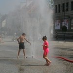 dzieci bawiące się przy kurtynie wodnej na Rynku Kościuszki