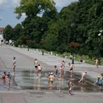 dzieci bawiące się przy kurtynie wodnej na placu im. Marszałka Józefa Piłsudskiego