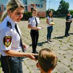 Przedstawiciele służb wraz z dziećmi