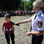 Przedstawiciele służb wraz z dziećmi