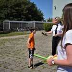 Przedstawiciele służb wraz z dziećmi