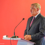 Prezydent Miasta Tadeusz Truskolaski przemawia na mównicy podczas sesji