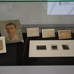 Dokumenty, stare fotografie w gablotce muzeum