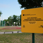 Żółta tablica informująca o realizacji projektu 