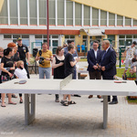 Uczeń rozmawia z prezydentem Tadeuszem Truskolaskim, obok stoją inni uczestnicy