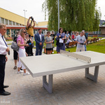 Prezydent Tadeusz Truskolaski gra w ping-ponga z uczniem