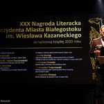 Mężczyzna przemawia na scenie