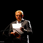 Prezydent Tadeusz Truskolaski odczytuje wyniki i podaje laureatów