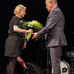 Prezydent Tadeusz Truskolaski wręcza kwiaty Joannie Bociąg