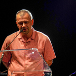 Piotr Janicki na scenie dziękuje za nagrodę