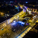 Widok z lotu ptaka na Rynek Kościuszki nocą podczas koncertu na Dni Miasta