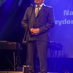 Prezydent Tadeusz Truskolaski przemawia do mikrofonu ze sceny podczas rozdania nagród artystycznych