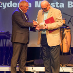 Prezydent Miasta wręcza nagrodę artystyczną Adamowi Zielenieckiemu