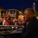 W pierwszym planie Prezydent Miasta Białystok obserwujący koncert, w tle bawiący się ludzie