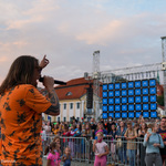 Śpiewający wokalista zespołu Video Wojciech Łuszczykiewicz na tle publiczności