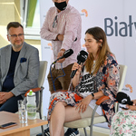 Po prawej stronie do mikrofonu wypowiada się Karolina Czarnecka, po lewej siedzi Zastępca Prezydenta Rafał Rudnicki