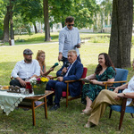 Prezydent Miasta Tadeusz Truskolaski przemawia do mikrofonu podczas konferencji, po jego prawej stronie siedzi Joanna Kozłowska - pomysłodawczyni wydarzenia, Joanna Biała - przedstawiciel PSS Społem, po lewej stronie Prezydenta przedstawiciel organizatora Rafał Dowgier