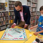 Zastępca Prezydenta Rafał Rudnicki wraz z chłopcem grają w grę planszową Monopoly.