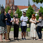 Konferencja na dziedzińcu pod Pałacem Branickim. Przemawia Zastępca Prezydenta Rafał Rudnicki