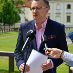 Zastępca Prezydenta Rafał  Rudnicki przemawia do mikrofonu.