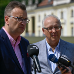 Zastępca Prezydenta Rafał Rudnicki przemawia do mikrofonu, po jego prawej stronie stoi profesor Robert Flisiak
